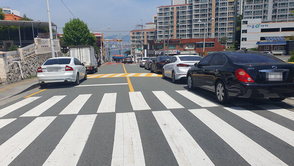 2일 오후 영도구 청동초 어린이보호구역에 불법주정차한 차량들이 건널목까지 점령하며 늘어서 있다. 이곳은 지난달 28일 어린이 사망 사고가 발생한 지점과 40m 가량 떨어진 곳이다. 조성우 기자