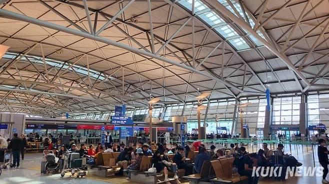 오전 10시, 많은 인파로 붐비는 인천공항.&nbsp; &nbsp;사진=조은비 기자&nbsp;