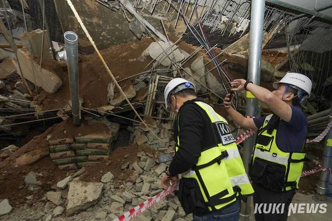 국토부 사고조사위원회 관계자들이 2일 오후 인천 서구 검단신도시 원당동 일대 한 신축 아파트 지하주차장 붕괴 사고 현장을 살펴보고 있다.