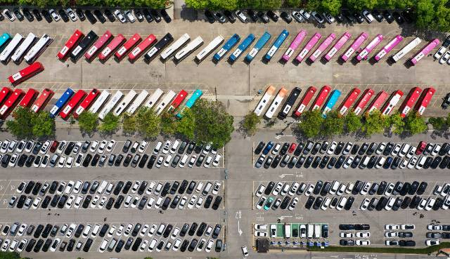 휴무하는 시민들이 봄나들이를 즐기면서 근로자의 날인 1일 오후 경기도 용인시 한국민속촌 주차장에 관광버스와 승용차가 가득 주차돼 있다. 연합뉴스