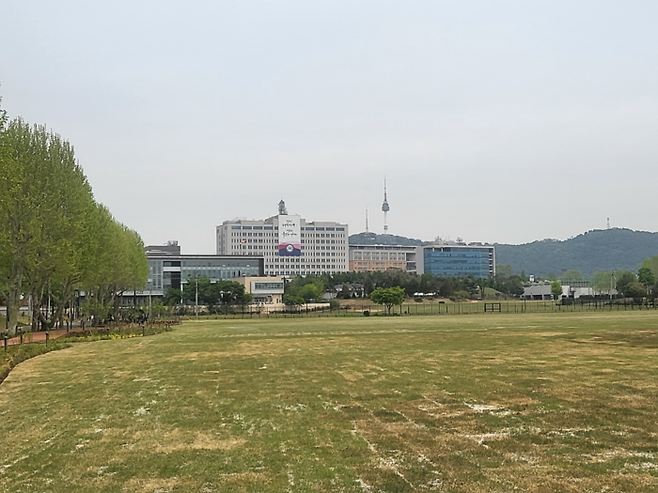 용산 어린이 정원에서 보이는 대통령 집무실과 남산타워. 사진 = 박인혜기자