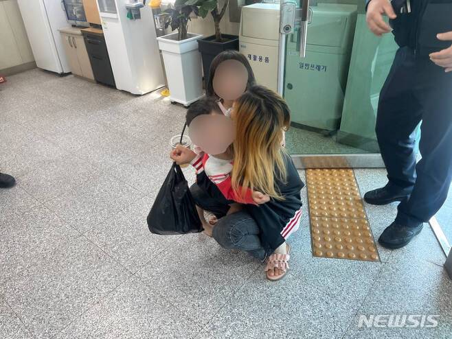 1일 오후 전남 영암 삼호지구대에서 모친과 만난 길 잃은 자녀 둘. 2023.05.02. /사진=뉴시스(영암서 제공)