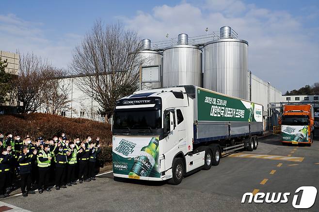 2021년 1월 오비맥주 광주공장에서 열린 국산 쌀로 만든 맥주 ‘한맥(HANMAC)’ 출고 기념식에서 임직원들이 박수치고 있다. /사진제공=뉴스1