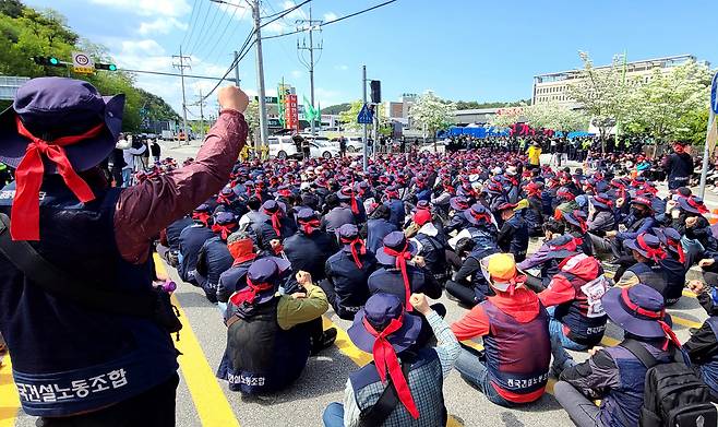 민주노총 건설노조 간부가 영장실질심사를 앞두고 법원 앞에서 분신을 시도한 1일 강원 강릉시 춘천지법 강릉지원 앞에서 건설노조원들이 검찰과 정부를 규탄하는 긴급 집회를 벌이고 있다. [연합]