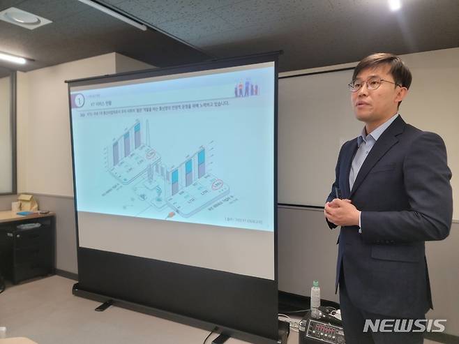 [서울=뉴시스]서문찬 KT 충남·충북 네트워크운영본부장이 2일 통신 케이블 단선 피해 현황과 KT의 사고 예방 솔루션에 대해 소개하고 있다. (사진=윤현성 기자)