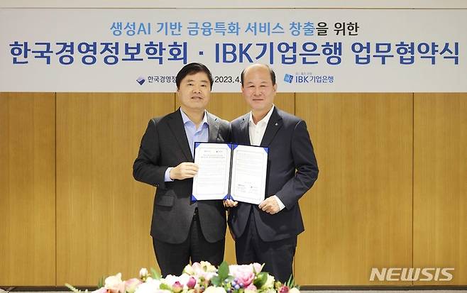 [서울=뉴시스] 박주용 IBK기업은행 디지털그룹 부행장(오른쪽)과 김종원 한국경영정보학회장이 지난달 28일 서울 을지로 기업은행 본점에서 열린 '생성 인공지능(AI) 기반 금융특화서비스 창출을 위한 업무협약식'에서 협약식을 마치고 기념촬영을 하고 있다. 2023.5.2 (사진= IBK기업은행 제공) photo@newsis.com