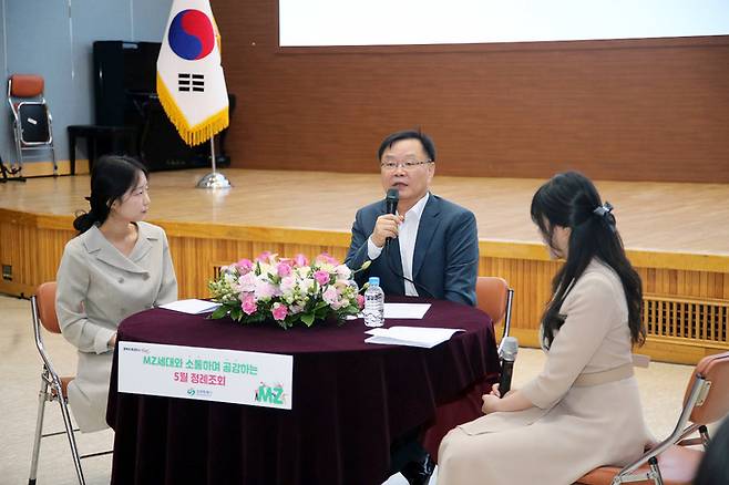 [창원=뉴시스] 강경국 기자 = 홍남표 경남 창원시장이 2일 시청 시민홀에서 열린 MZ세대와 소통하며 공감하는 5월 정례조회를 갖고 있다. (사진=창원시청 제공). 2023.05.02. photo@newsis.com *재판매 및 DB 금지