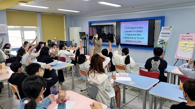 [담양=뉴시스] 전남도교육청 담양도서관 '학교로 찾아가는 작가와의 만남' 운영. (사진=전남도교육청 제공). photo@newsis.com *재판매 및 DB 금지