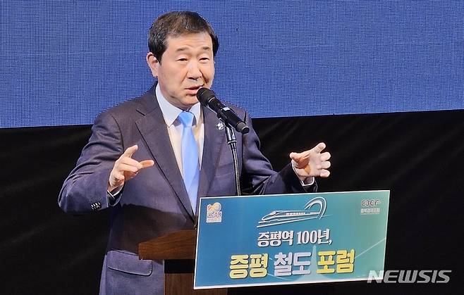 [증평=뉴시스] 강신욱 기자 = 이재영 충북 증평군수가 2일 에듀팜관광단지 블랙스톤 벨포레 미디어아트센터에서 충북경제포럼과 증평군이 주최한 증평역 100년 철도 포럼에서 인사말을 하고 있다. 2023.05.02. ksw64@newsis.com