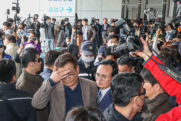 2021년 전당대회 당시 금품 살포 의혹을 받는 더불어민주당 송영길 전 대표가 2일 서울 서초구 서울중앙지방검찰청에서 자진 출석 후 거부 당한 뒤 검찰청을 나서고 있다.