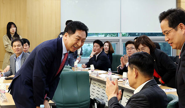 국민의힘 김기현 대표가 2일 국회에서 여의도연구원 주최 토론회 '한미정상회담 성과와 과제'에서 인사말을 한후 참석자들과 인사를 나누고 있다. 서상배 선임기자