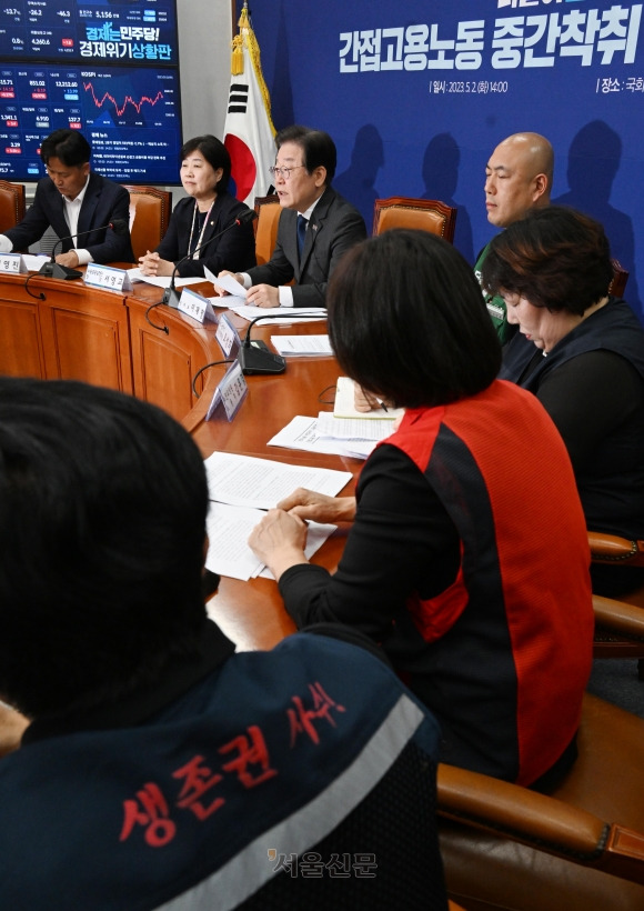 2일 국회에서 열린 간접고용노동 중간착취 제도 개선 간담회에서 더불어민주당  이재명 대표가 모두발언을 하고 있다.2023,5.2안주영 전문기자