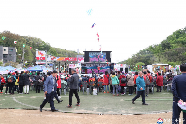 옛골마을 청계산 자락에서 열리는 성남 대표 지역축제 ‘청계산 철쭉 축제’. 사진 제공 = 성남시