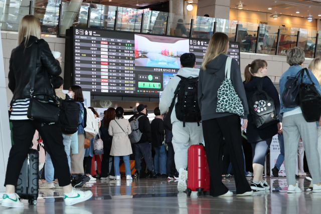 서울 강서구 김포공항 국내선 청사가 여행객들로 붐비는 모습. 연합뉴스