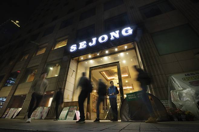 4월23일 저녁 서울 중구 명동에 있는 세종호텔&nbsp; 노조의 파업 농성장 앞. 고진수 세종호텔 지부장이 지나가는 관광객들을 지켜보고 있다. ⓒ시사IN 이명익