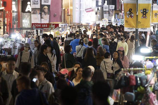 일요일인 4월23일 밤 10시 명동 거리 모습. 외국인 관광객들이 거리를 메우고 있다. ⓒ시사IN 이명익