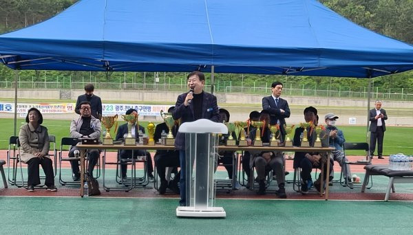 최근 영광군에서 개최한 2023 광주·전남 축구연맹회장기 축구대회에서 강종만 군수가 축하말을 하고 있는 모습. 사진제공ㅣ영광군