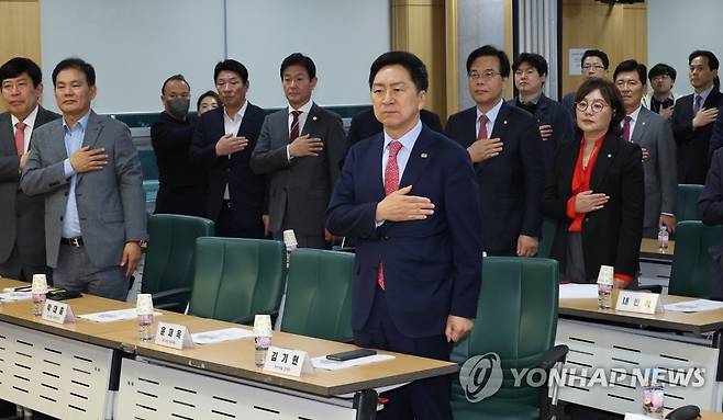 한미정상회담 토론회 참석한 김기현 대표 (서울=연합뉴스) 한상균 기자 = 국민의힘 김기현 대표가 2일 국회에서 여의도연구원 주최 토론회 '한미정상회담 성과와 과제'에 참석하고 있다. 2023.5.2 xyz@yna.co.kr