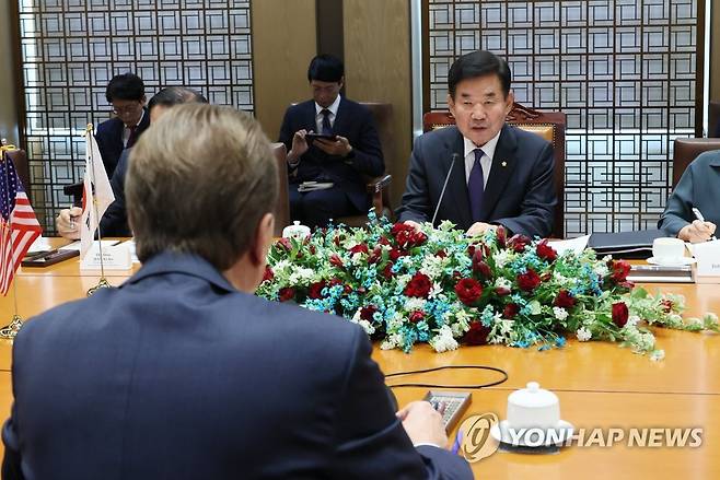 국회의장, 미국 하원의원 방한단 접견 (서울=연합뉴스) 이정훈 기자 = 김진표 국회의장이 1일 오후 국회접견실에서 번 뷰캐넌 하원의원 등 미국 하원의원 방한단을 접견하고 있다. 2023.5.1 uwg806@yna.co.kr