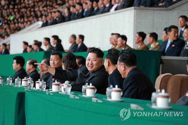 2015년 당시 김정은, 선봉팀과 횃불팀간 남자 축구 경기 관람 [조선중앙통신 연합뉴스 자료사진, 국내만 사용가능. 재배포 금지]