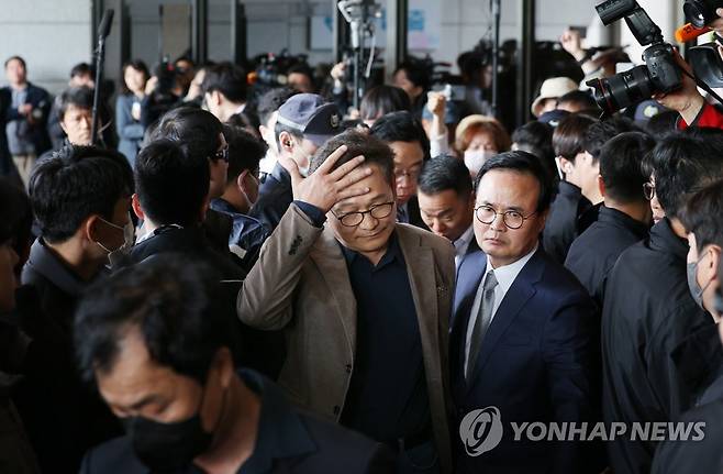 돌아가는 송영길 전 대표 (서울=연합뉴스) 신준희 기자 = 더불어민주당의 '2021년 전당대회 돈 봉투 의혹'과 관련해 금품 살포의 최종 수혜자로 지목된 송영길 전 대표가 2일 오전 서초동 서울중앙지검에서 돌아나오고 있다. 
    송 전 대표는 현시점에서는 조사가 어렵다는 검찰 측의 입장에도 불구하고 이날 자진 출두를 강행했다 출입이 거절되자 돌아갔다. 2023.5.2 hama@yna.co.kr