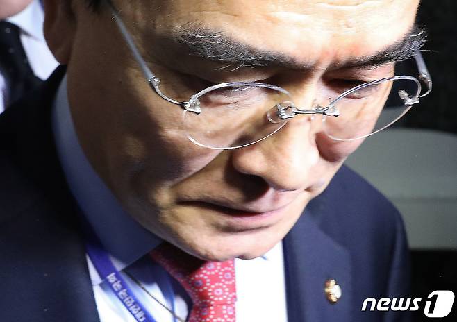 국민의힘 최고위원회의에 불참한 태영호 최고위원이 지난 4원 20일 오전 서울 여의도 국회 원내대표실에서 윤재옥 원내대표와 이야기를 마치고 나서고 있다.. 2023.4.20/뉴스1 ⓒ News1 임세영 기자