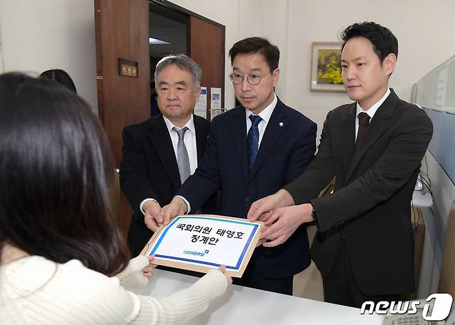 위성곤 더불어민주당 원내수석부대표(가운데)와 송재호(왼쪽), 김한규 의원이 15일 오전 서울 여의도 국회 의안과에 ‘제주 4·3사건’ 발언과 관련 태영호 의원 징계안을 제출하고 있다. (공동취재) 2023.2.15/뉴스1 ⓒ News1 이재명 기자