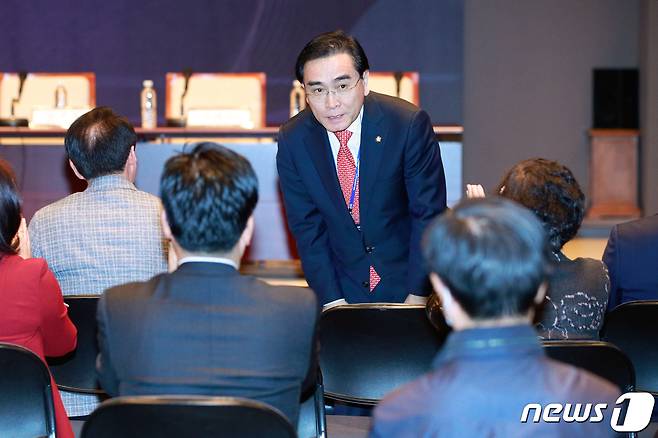 태영호 국민의힘 의원이 24일 오후 서울 중구 프레스센터에서 열린 '북한인권 조사기록의 의미 및 북한인권 인식 제고를 위한 민·관·국제사회의 역할' 토론회에서 인사하고 있다. 2023.4.24/뉴스1 ⓒ News1 안은나 기자