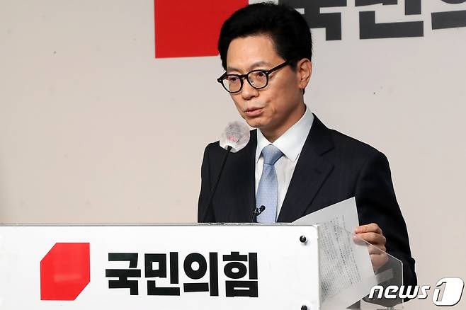 황정근 국민의힘 윤리위원장이 1일 오전 서울 여의도 국민의힘 중앙당사에서 윤리위 첫 회의를 마치고 브리핑을 하고 있다. 이날 국민의힘 윤리위는 설화(舌禍) 논란을 불러온 김재원, 태영호 최고위원에 대한 징계 절차를 개시하기로 결정했다. 2023.5.1/뉴스1 ⓒ News1 황기선 기자
