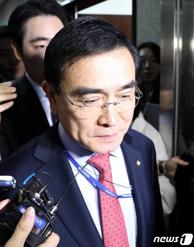 국민의힘 최고위원회의에 불참한 태영호 최고위원이 20일 오전 서울 여의도 국회 원내대표실에서 윤재옥 원내대표와 이야기를 마치고 나서고 있다. 태 최고위원은 최근 '제주 4·3사건은 김일성 일가의 지시', '쓰레기(Junk) 돈(Money) 성(Sex) 민주당. 역시 JMS 민주당', '김구 선생이 김일성의 통일전선 전략에 당한 것' 등의 메시지로 논란의 중심이 됐다. 2023.4.20/뉴스1 ⓒ News1 임세영 기자