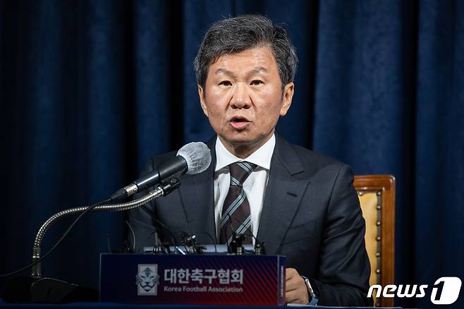 정몽규 대한축구협회(KFA) 회장이 3일 서울 종로구 축구회관에서 기자회견을 열고 새 이사진을 발표하고 있다. 최근 '사면 논란'으로 집행부가 총 사퇴했던 KFA는 3일 김정배 전 문화체육관광부 제2차관을 상근 부회장으로 하는 새로운 25명의 이사 명단을 발표했다. 2023.5.3/뉴스1 ⓒ News1 유승관 기자