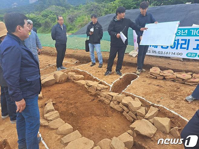 3일 경상문화재연구원 관계자가 경남 거제시 둔덕면 방하리 고분군에서 4차 발굴조사 현장 설명회를 갖고 있다.2023.05.03/뉴스1 ⓒ News1 강미영 기자