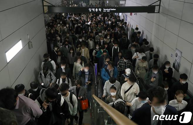 김포골드라인을 이용하는 시민들이 김포공항역에서 하차하는 모습. /뉴스1 ⓒ News1 정진욱 기자