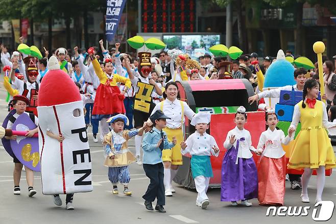 대구를 대표하는 파워풀페스티벌 등 7개 축제를 모은 '판타지아대구페스타'가 오는 12일부터 21일까지 시내 전역에서 펼쳐진다. 사진은 코로나 팩데믹 전인 2019년 열렸던 '대구 컬러풀페스티벌’ 모습. 뉴스1 자료 뉴스1 ⓒ News1