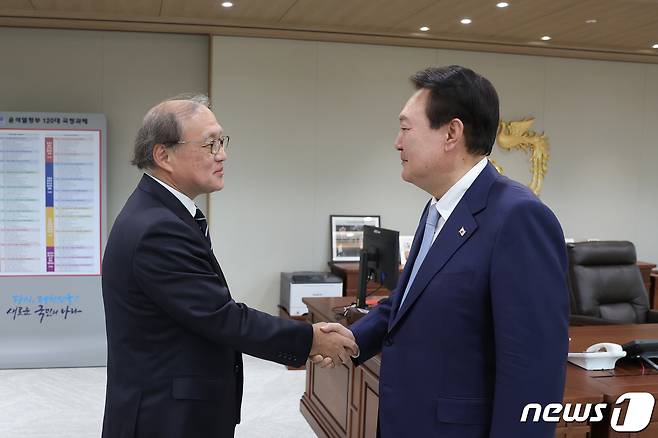 윤석열 대통령이 3일 용산 대통령실에서 열린 아키바 다케오 일본 국가안전보장국장을 접견하며 악수하고 있다. (대통령실 제공) 2023.5.3/뉴스1 ⓒ News1 오대일 기자