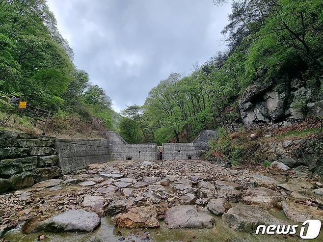 북부지방산림청이 최근산사태취약지로 지목한 강원 횡성군 공근면 초원리 사방댐 주변. (북부지방산림청 제공) 2023.5.3/뉴스1