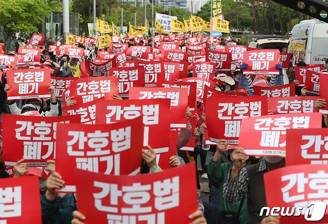 보건복지의료연대 회원들이 3일 오후 서울 여의도 국회 앞에서 가진 더불어민주당 규탄대회에서 간호법 폐기를 촉구하는 구호를 외치고 있다. 2023.5.3/뉴스1 ⓒ News1 신웅수 기자