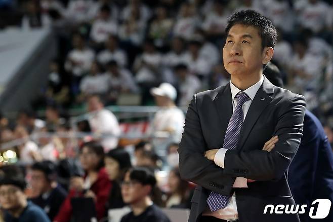 3일 오후 서울 송파구 잠실학생체육관에서 열린 2022-2023 SKT 에이닷 프로농구 챔피언결정전 5차전 서울 SK와 안양 KGC의 경기, 김상식 안양KGC 감독이 연이은 실점에 전광판을 바라보고 있다. 2023.5.3/뉴스1 ⓒ News1 이동해 기자