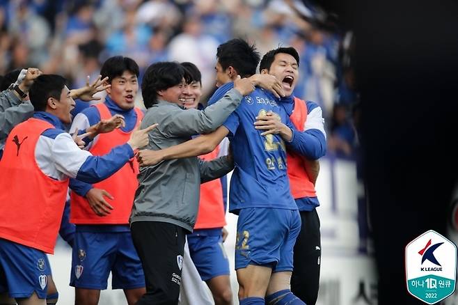 수원 최성용(가운데) 감독 대행. 제공 | 한국프로축구연맹