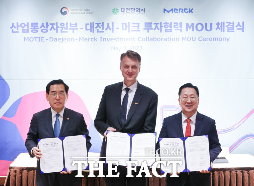 3일 산업통산부-대전시-글로벌 제약사 머크의 투자협력 양해각서(MOU) 체결식이 열렸다. 왼쪽부터 이창양 산업통상자원부 장관, 마티아스 하인젤 머크 라이프사이언스 대표, 이장우 대전시장. / 대전시