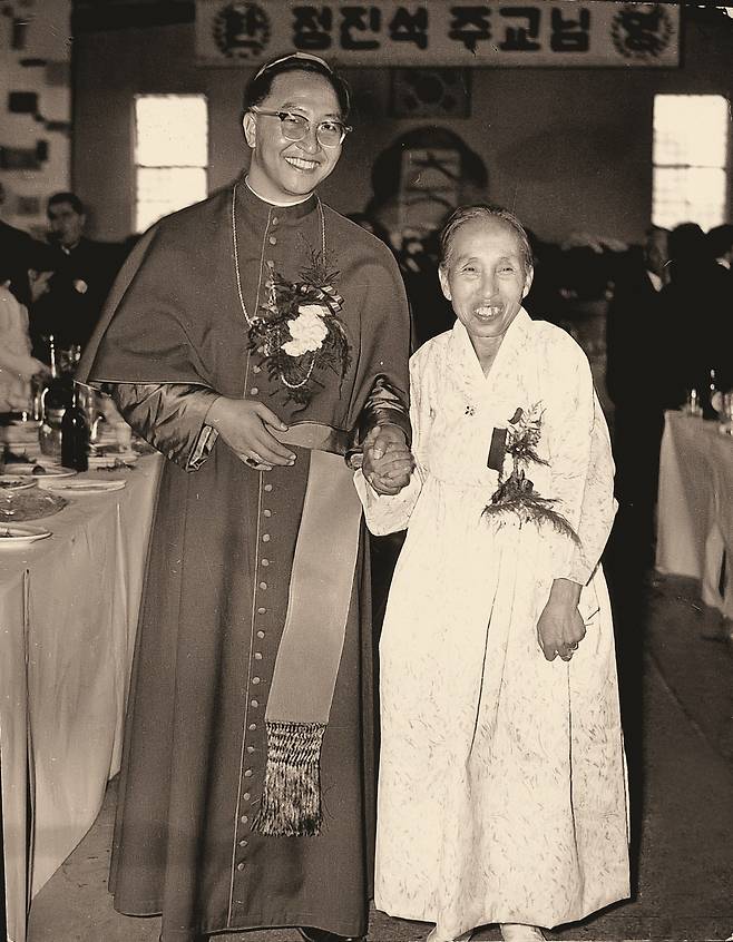 정진석 추기경(왼쪽)과 어머니 이복순 여사. 어머니는 외아들이 주교가 되고 촬영한 이 사진을 평생 머리맡에 두고 지냈다. /천주교 서울대교구