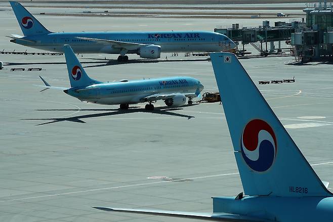 지난 4월 19일 오후 인천국제공항 전망대에서 바라본 계류장에 대한항공 항공기가 대기하고 있다./뉴스1