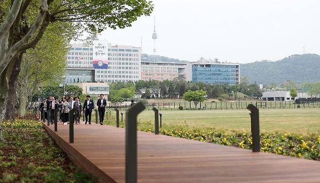 용산공원 반환부지의 일부인 '용산어린이정원' 임시개방을 이틀 앞둔 2일 서울 용산어린이정원 가로수길에서 취재진들이 사전공개 행사에 참여하고 있다. ⓒ뉴시스