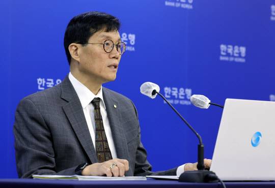 이창용 한국은행 총재가 지난달 11일 서울 한국은행에서 4월 금융통화위원회 금리 결정에 대한 기자간담회를 하고 있다. [사진공동취재단]