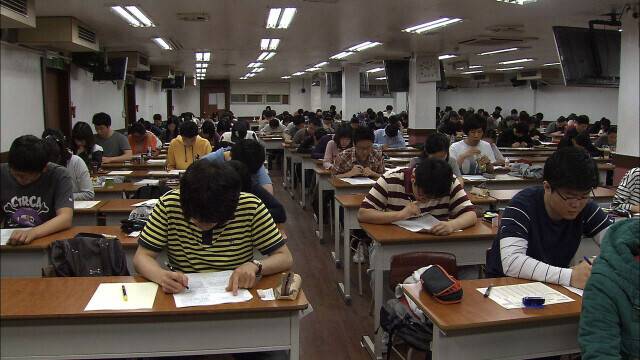 시험을 보는 응시자들. <한겨레> 자료 사진