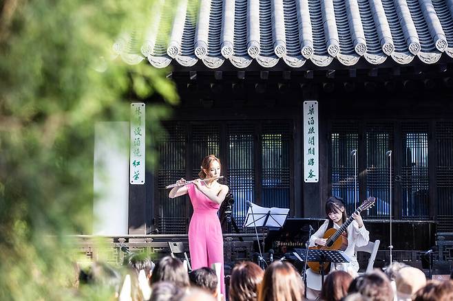 사적 438호로 지정된 서울 안국동  ‘윤보선 고택’에서 1일 열린 고택음악회. 최나경(플루트)과 박규희(기타)가 듀오 연주를 하고 있다. 서울스프링실내악축제 제공.