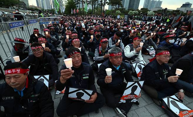 노조탄압에 항거해 분신한 양아무개 민주노총 전국건설노동조합 강원건설지부 지대장이 숨진 2023년 5월 2일 서울 용산구 대통령실 앞에서 추모 촛불문화제가 열렸다. 김경호 선임기자