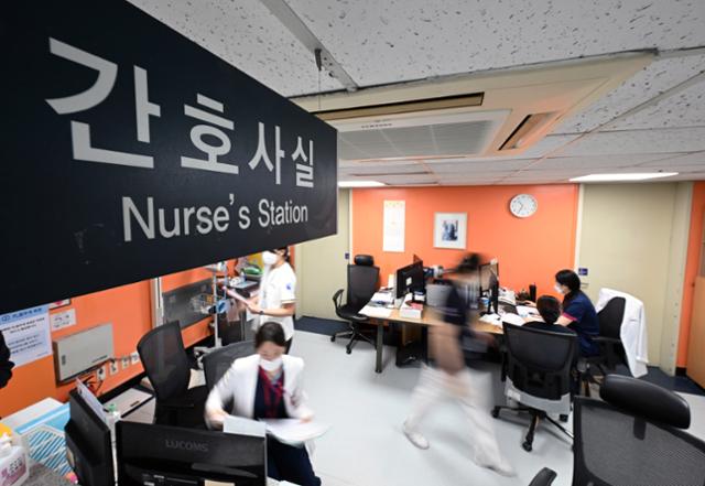 지난달 5일 수도권의 한 종합병원 간호간병통합병동에서 간호사들이 분주히 움직이고 있다. 홍인기 기자