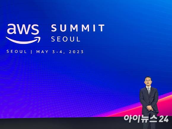함기호 AWS 코리아 대표가 3일 'AWS서밋 서울' 기조연설에서 발표하고 있다. [사진=박진영 기자]