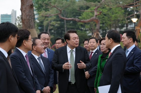 윤석열 대통령이 2일 용산 대통령실 청사 파인그라스 정원에서 열린 국민의힘 지도부 만찬에서 김기현 대표 등 참석자들과 대화를 나누고 있다. 사진 대통령실